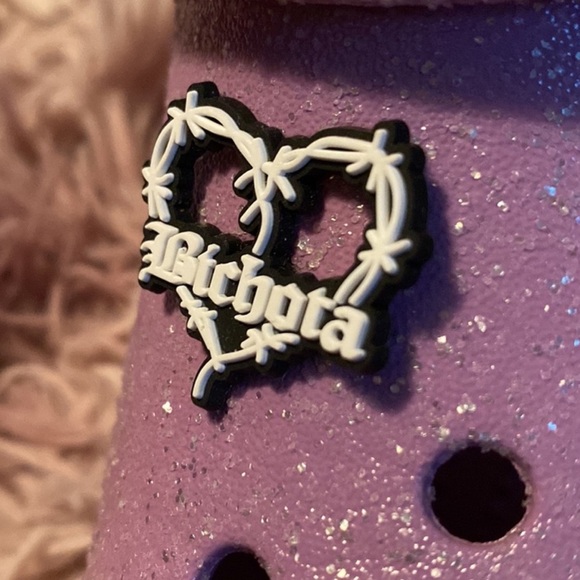 One left!! 💙 Bichota Barbed Wire Heart Crocs Charm - Picture 5 of 5